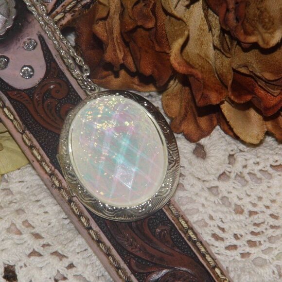 White Opal Cameo Necklace Locket Photo Keepsake - Picture 1 of 5